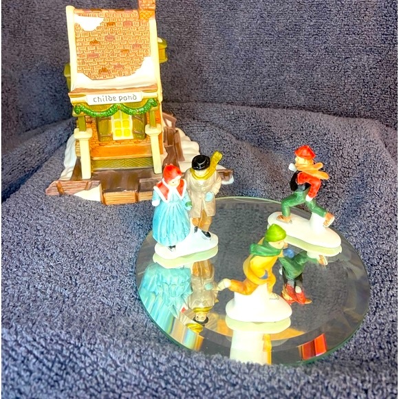 Dept 56  Heritage Village "CHILDE POND AND SKATERS" #5903-0 SET 4 & glass pond - Picture 2 of 9